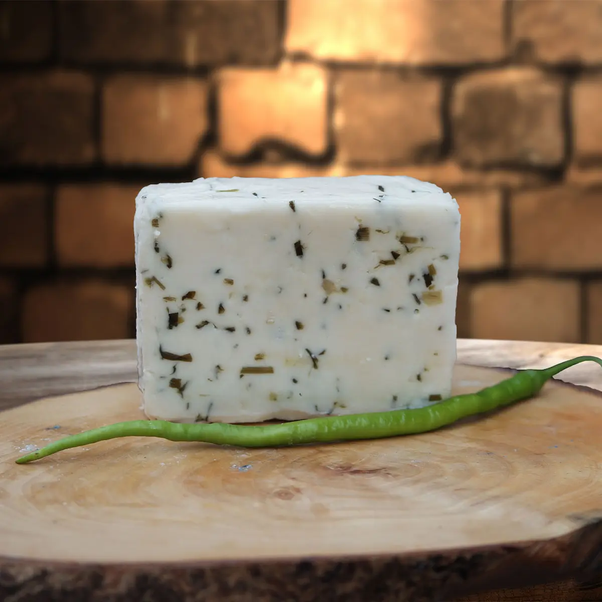 Van salamura otlu peynir – doğal, katkısız ve yöresel Van peyniri. Taze yeşil biber eşliğinde sunulan otlu salamura peynir, vandangelsin.com kalitesiyle.